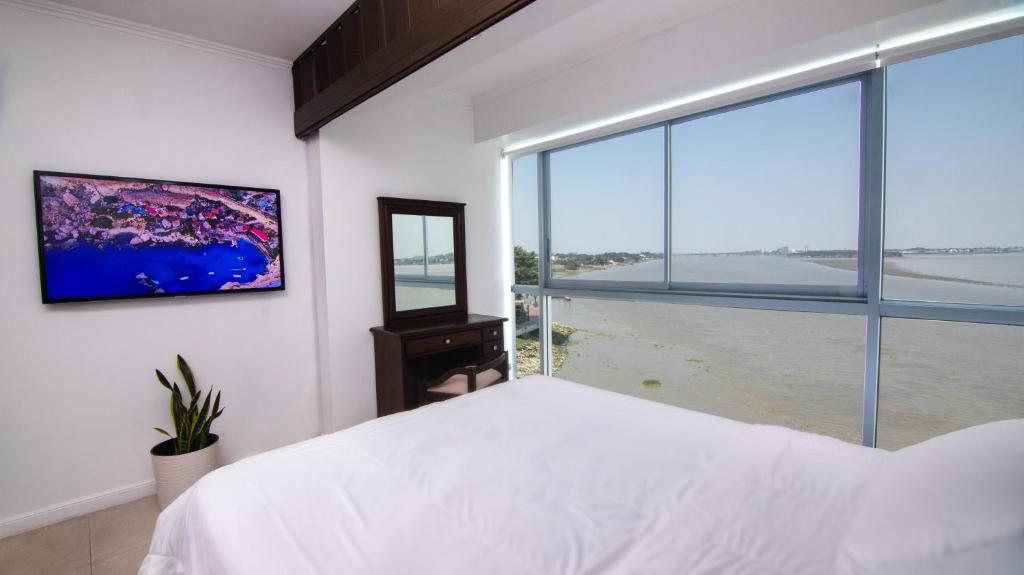 Suite 206 RF2, Puerto Santa Ana, Guayaquil - 5