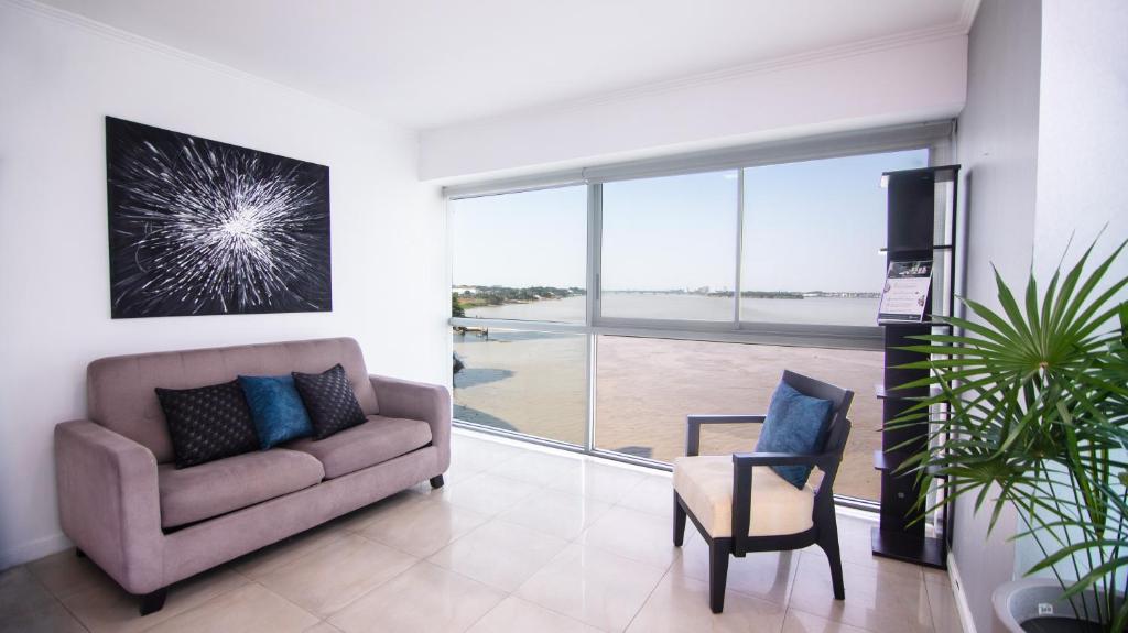Suite 206 RF2, Puerto Santa Ana, Guayaquil - 3