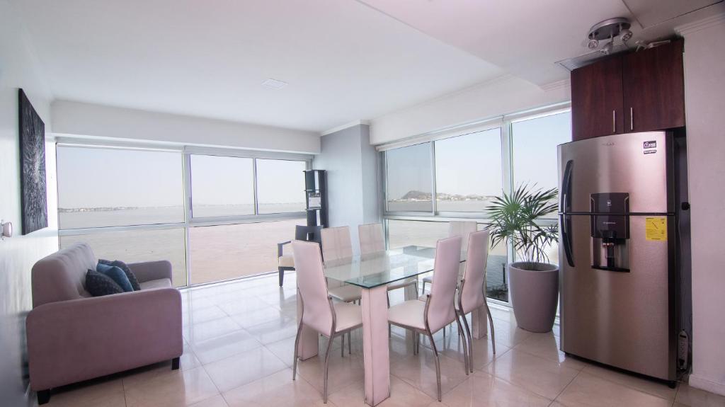 Suite 206 RF2, Puerto Santa Ana, Guayaquil - 1