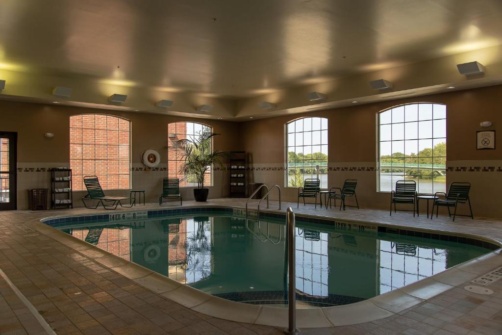 Staybridge Suites Rochester University By IHG スイミングプール