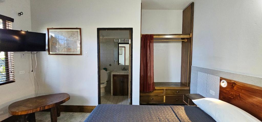 Sunrise Club Hotel — Hotel rooms in Negril