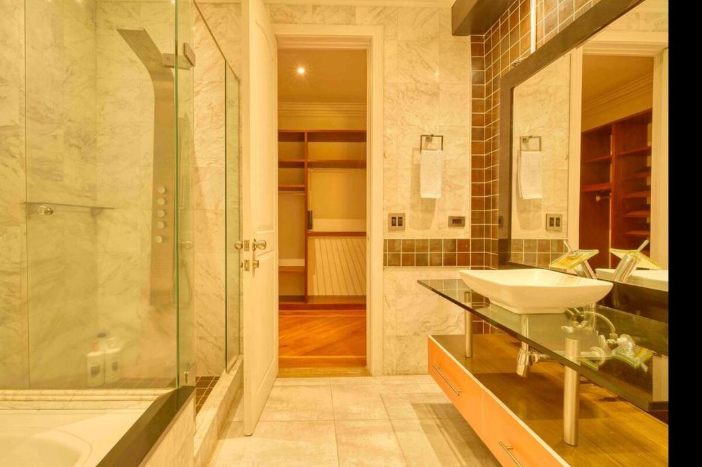 Pink House Exclusive Celebrity Mansion, Poblado - 5
