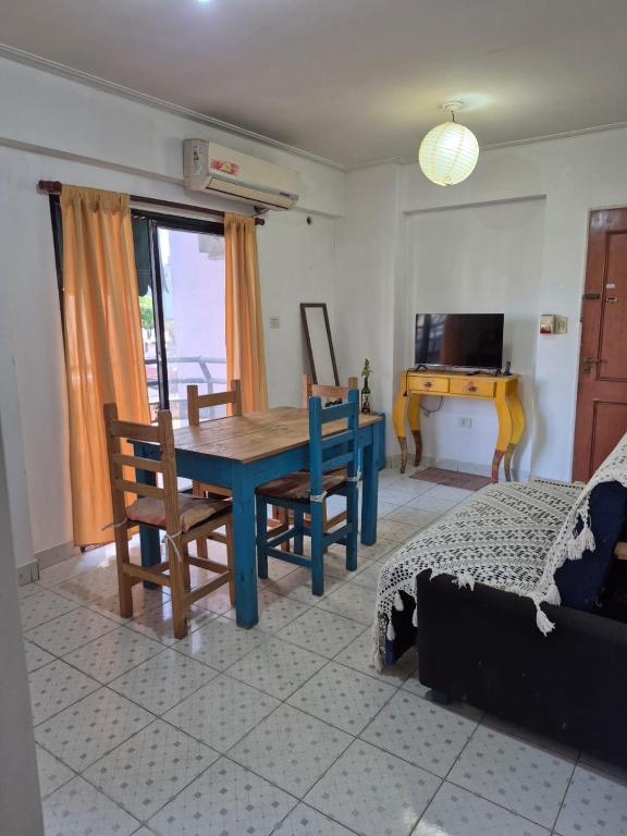 Bello departamento con tres balcones en barrio sur - 2