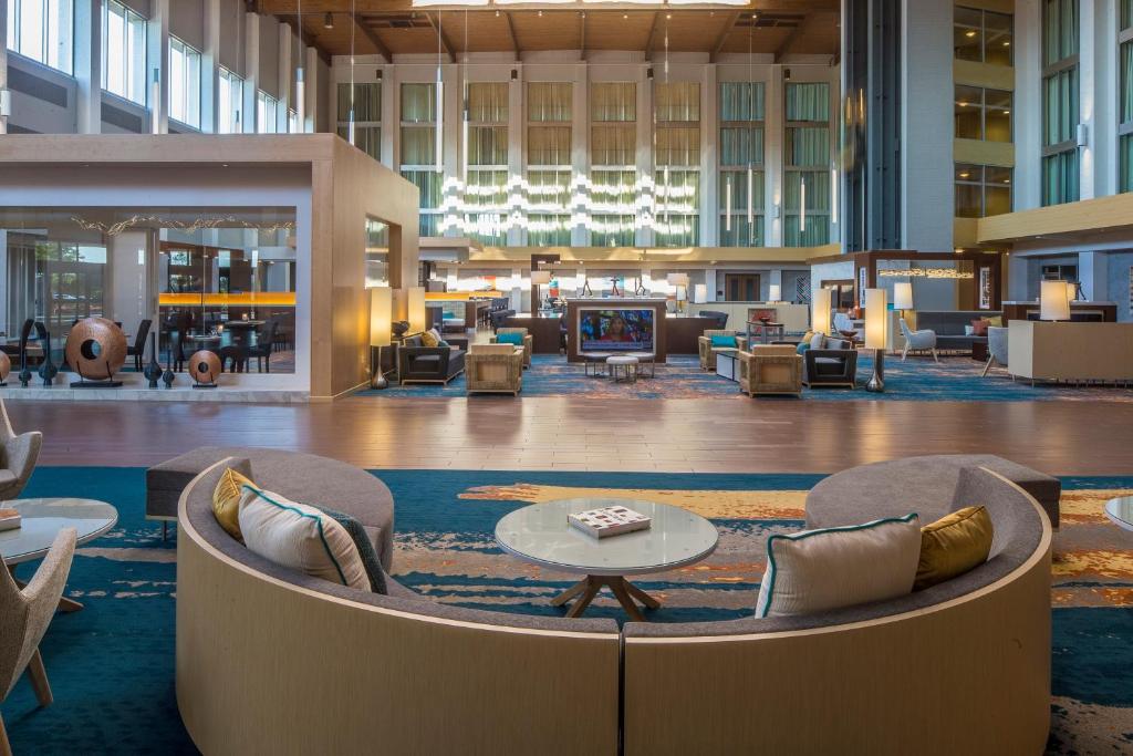 DoubleTree by Hilton Pittsburgh - Cranberry フロント・ロビー