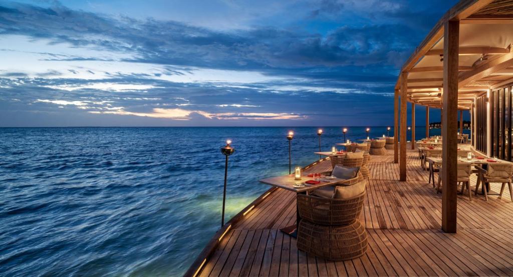 Restaurant, Anantara Veli Maldives Resort in Maldive Islands