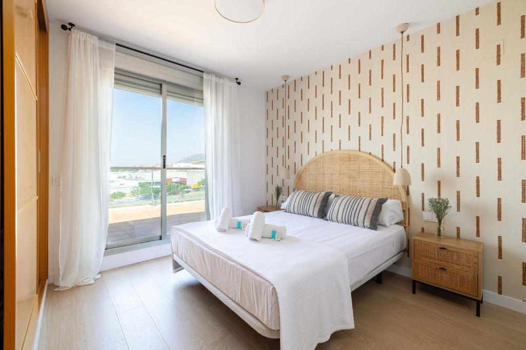Elegant 3BR Penthouse with Sea View Pool & Garden - 4