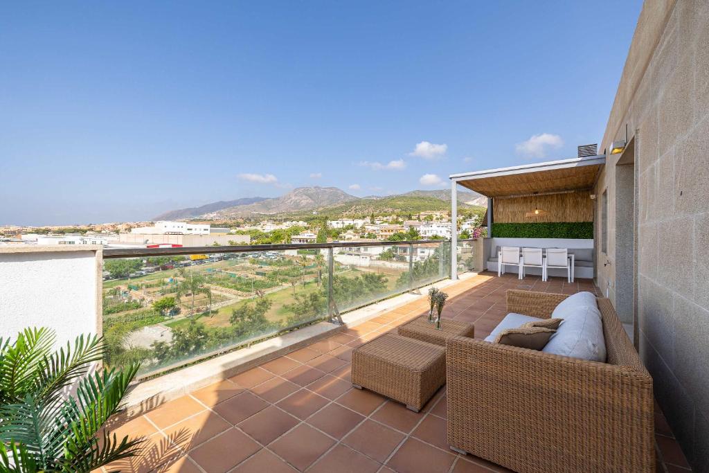 Elegant 3BR Penthouse with Sea View Pool & Garden - 3