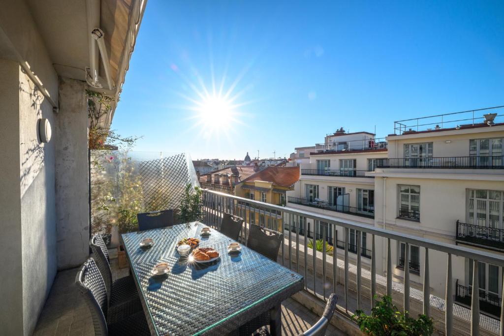 Terrasse ensoleillée sur les toits de Nice - 4