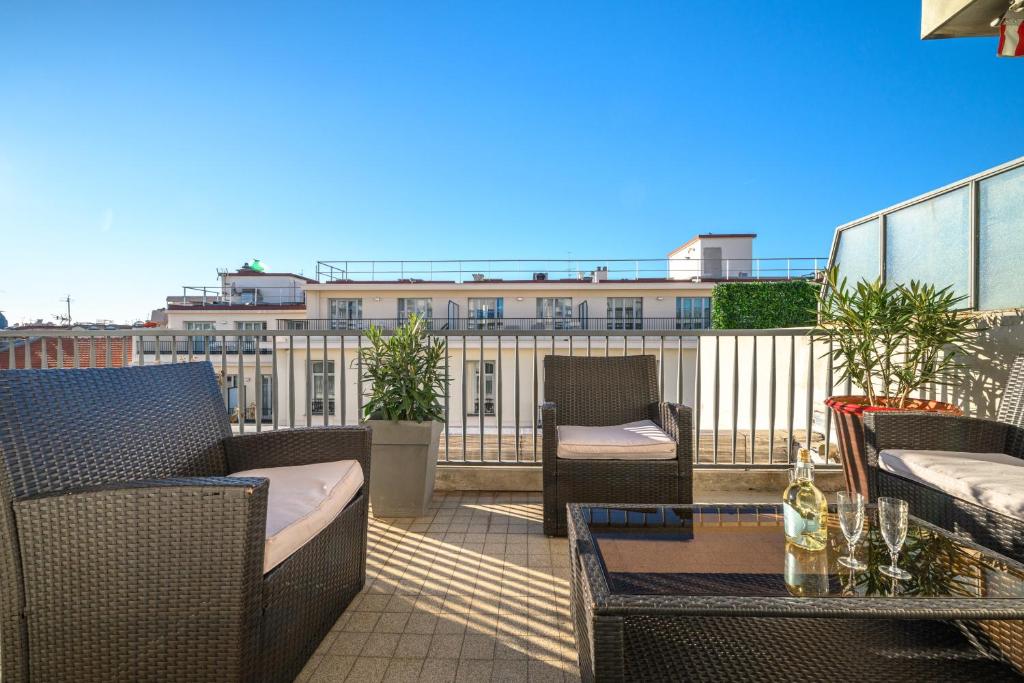 Terrasse ensoleillée sur les toits de Nice - 3