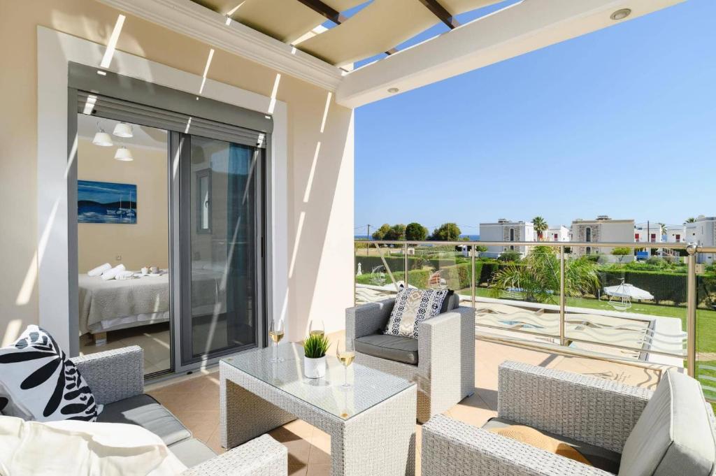 Kamari Beach Hotel バルコニー/テラス