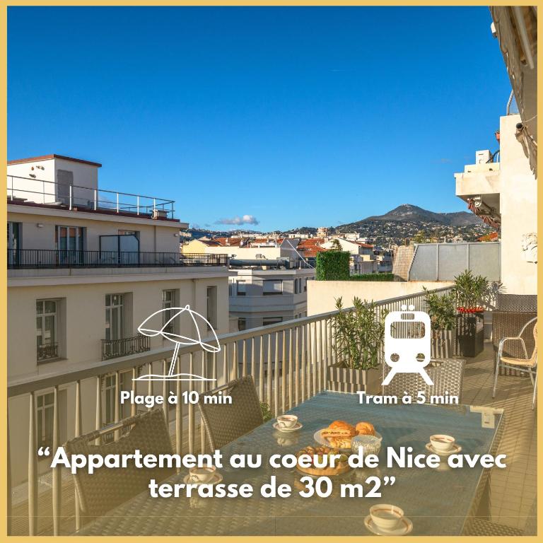 Terrasse ensoleillée sur les toits de Nice - 1