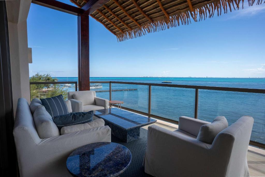 4BR Luxury Beachfront Apt w/ Heated Pool - 3