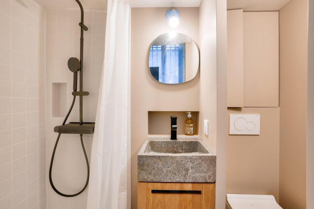 Renovated studio in the heart of the Marais - 3