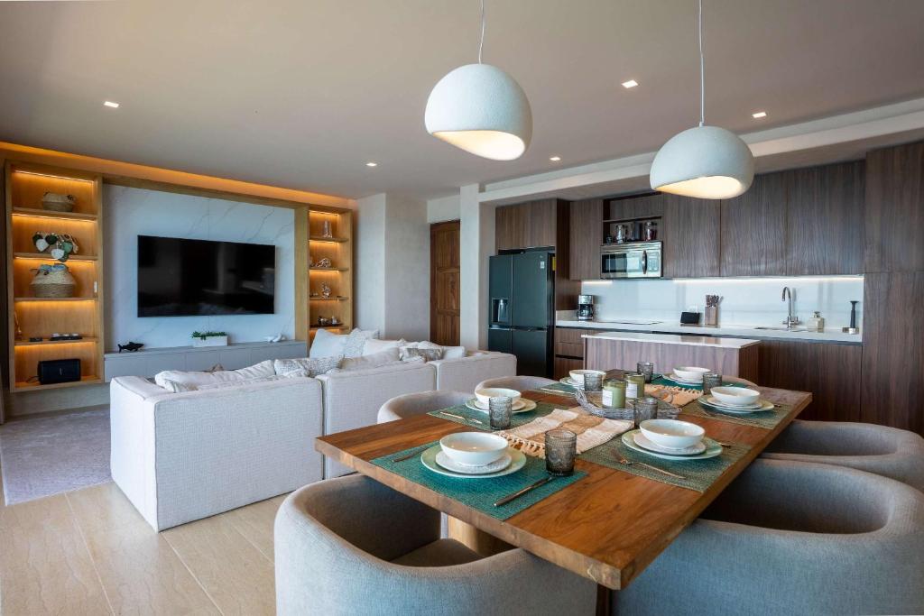 4BR Luxe Apartment With Panoramic Views - 3