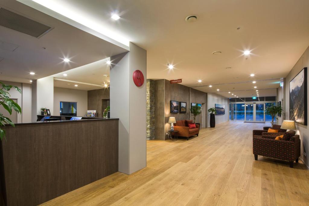 ラマダ スイーツ バイ ウィンダム クイーンズタウン リマーカブルズ パーク (Ramada Suites by Wyndham Queenstown Remarkables Park) フロント・ロビー