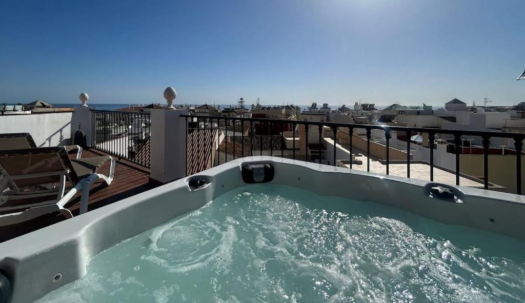 Luxury Apartment with Private Rooftop & Jacuzzi - 1