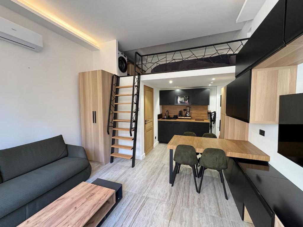 Elegant studio with mezzanine, city center - 1
