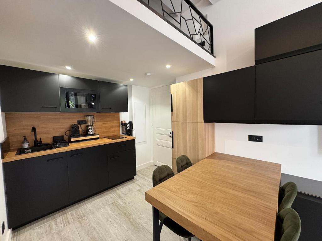 Elegant studio with mezzanine, city center - 4