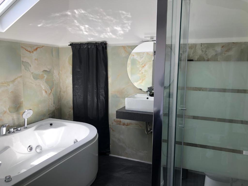VOLCANO'S SUITE - ETNA - Private Room with Jacuzzi in Catania Center - 2