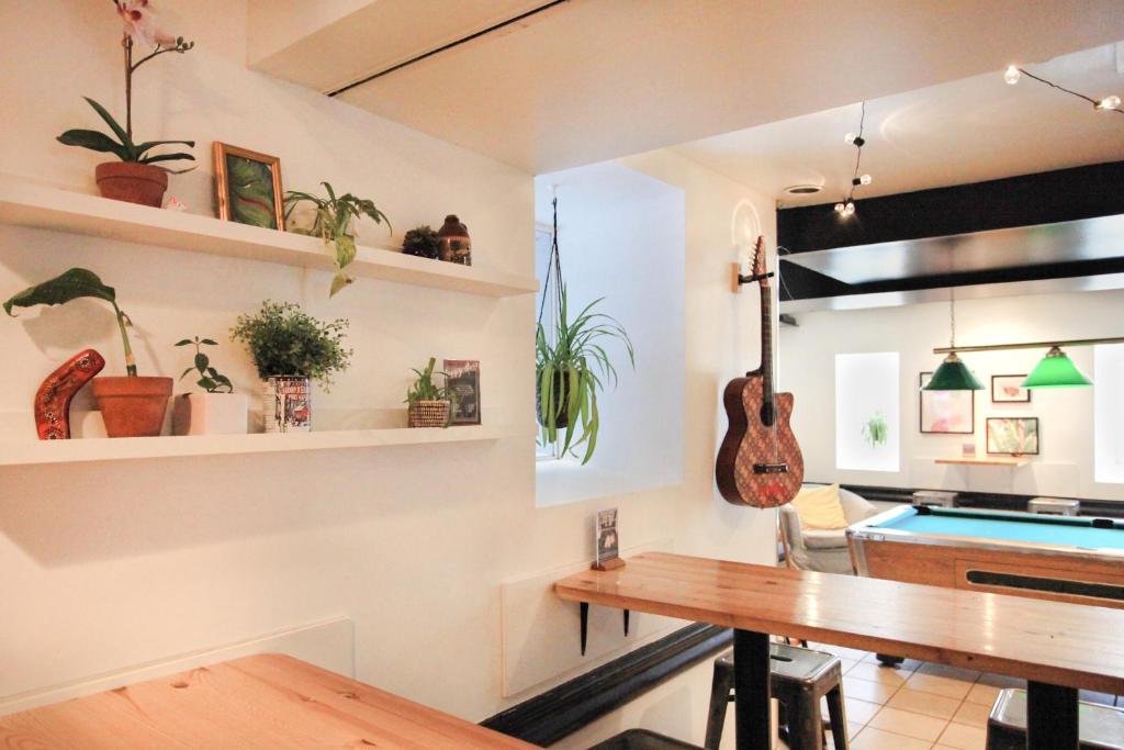 Shared lounge/TV area, Auberge Saintlo Montreal Hostel in Montreal (QC)