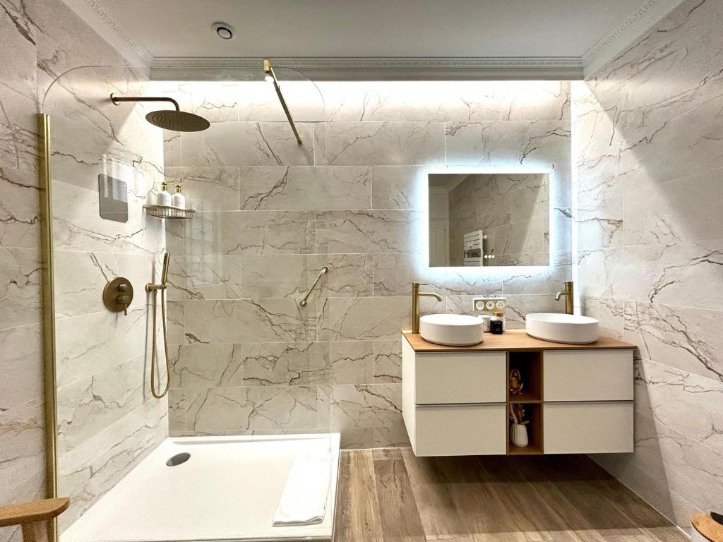 Apartment - 85 sqm - Grenelle - 8p - 3