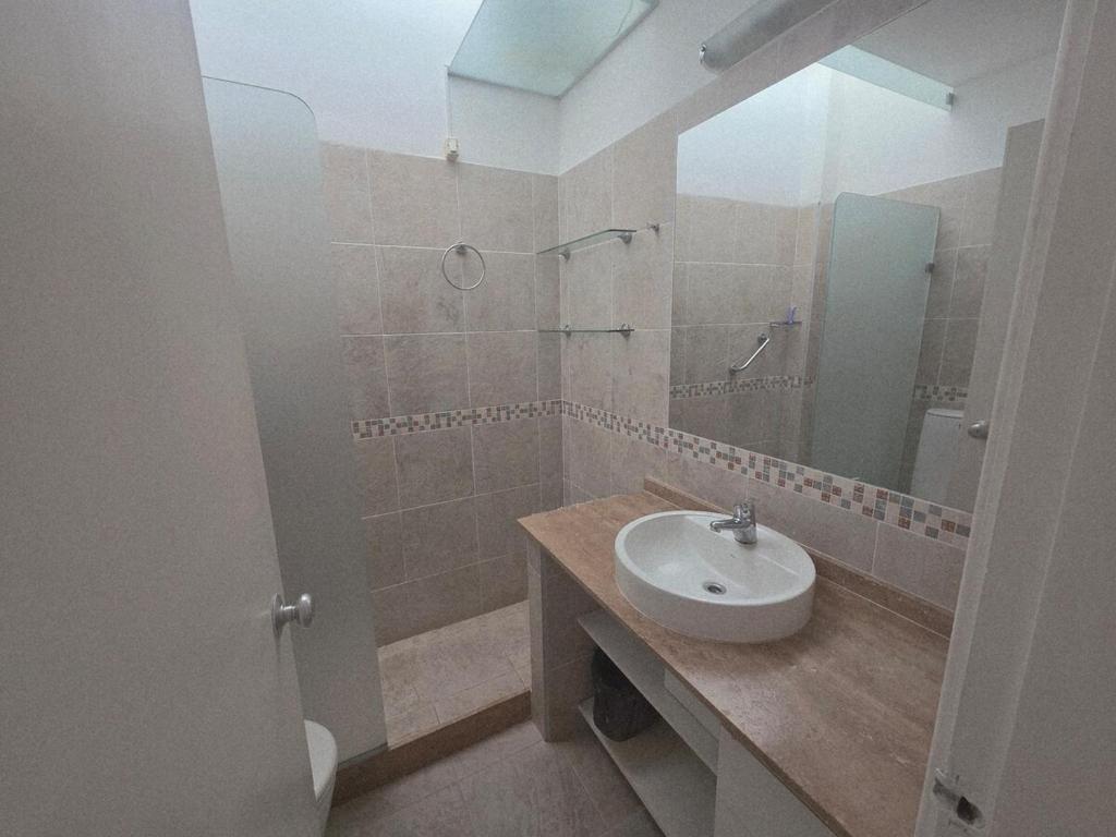 Apartamento zona Punta Shopping, entrada independiente - 5