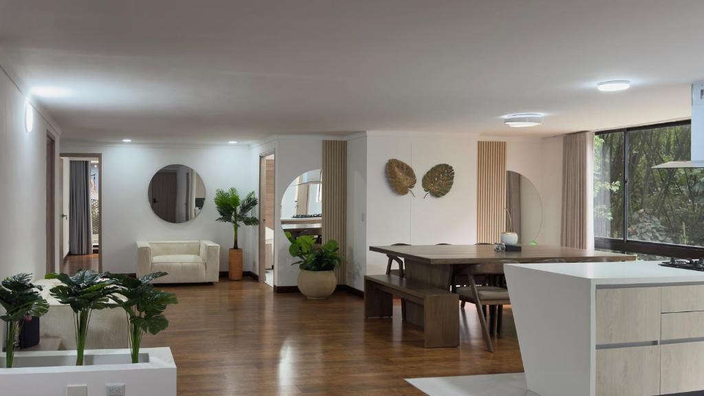 4BR 240 m² Fully Refurbished El Tesoro - 2