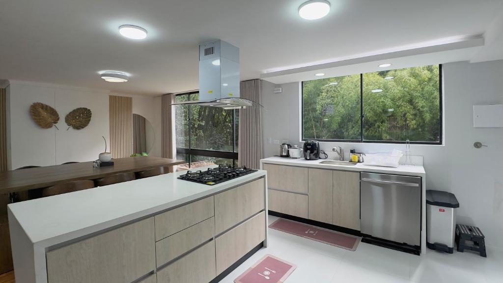 4BR 240 m² Fully Refurbished El Tesoro - 3