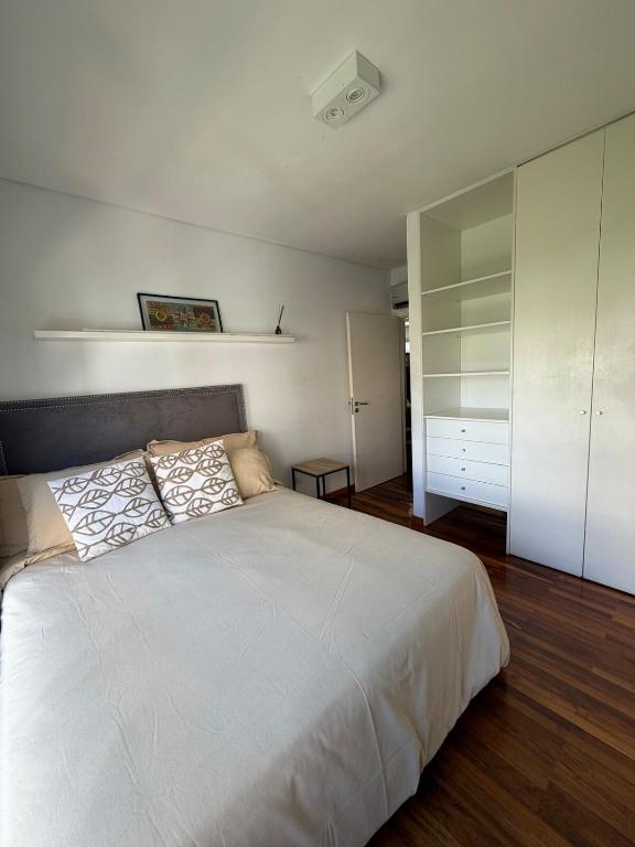 Bright 2BR with Balcony & Green Views - 3