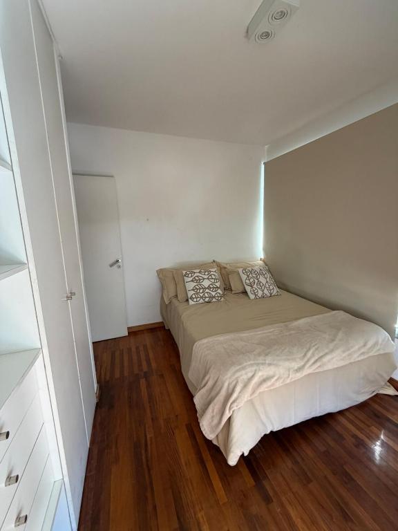 Bright 2BR with Balcony & Green Views - 5