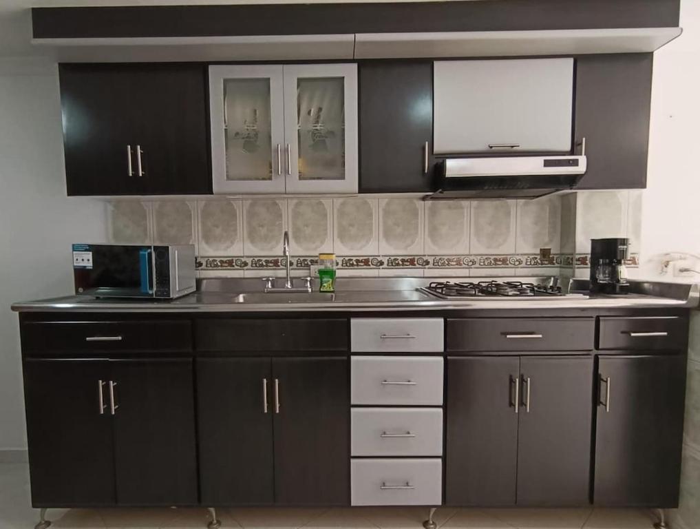 Apartamento cómodo, tranquilo con parqueadero, excelente ubicación - 3