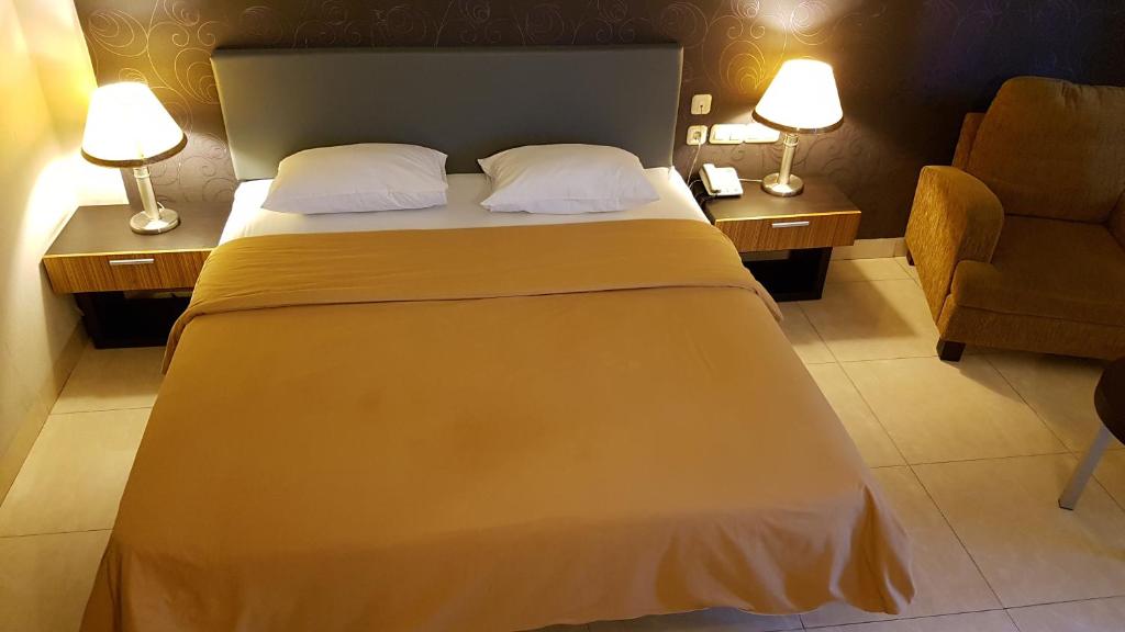 Crown Hotel photo