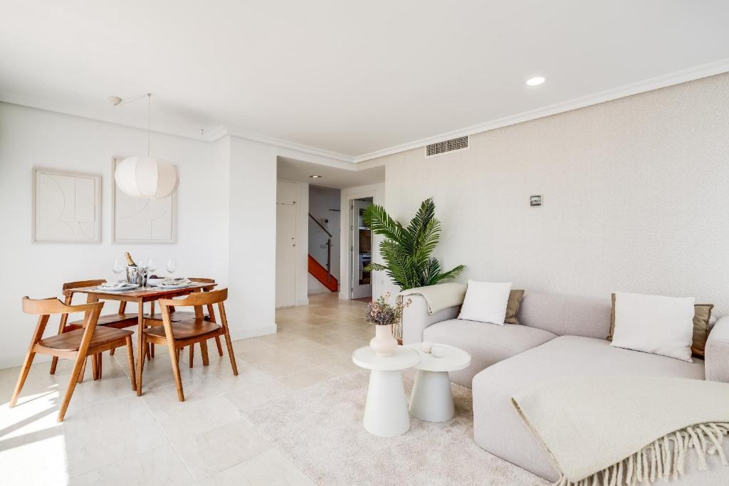 Sea View & Mountain View Apartment with Private Jacuzzi - Sunset Golf, Estepona - 3