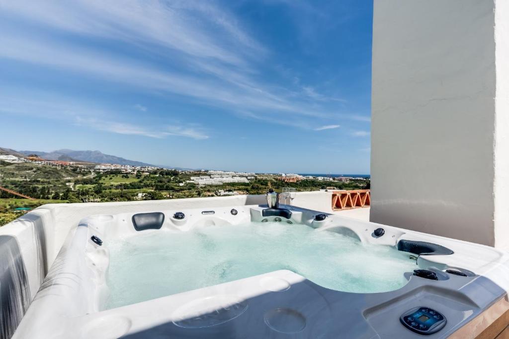 Sea View & Mountain View Apartment with Private Jacuzzi - Sunset Golf, Estepona - 2