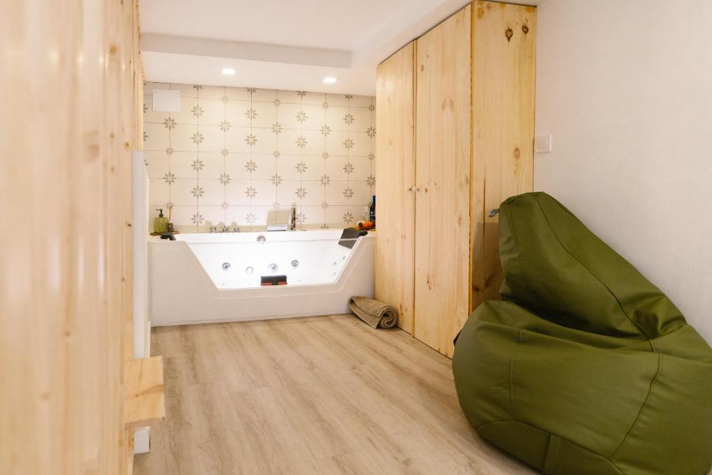 Vintage duplex with jacuzzi - 2