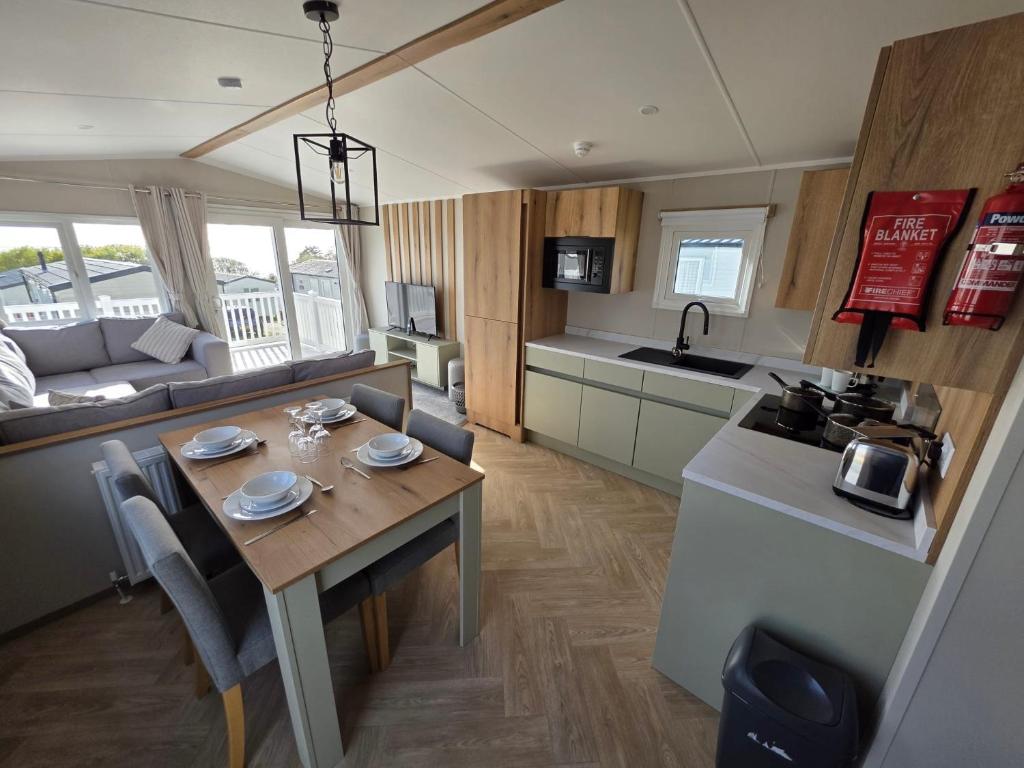 Luxury 3-Bed Caravan with Sea View, Exmouth photo 3