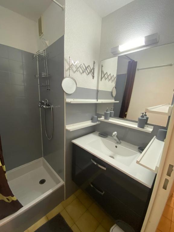 Appartement Vue Port & Parking Privé - 5 min Plage - 4