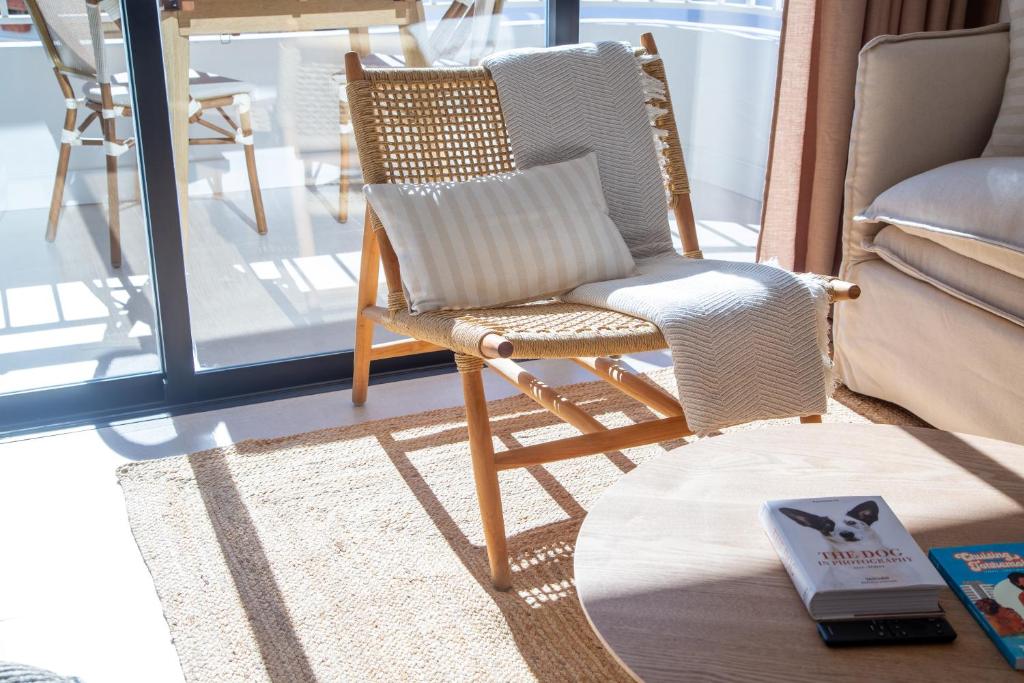 Boutique Apartment with Sun Terrace & Sea Views - 4