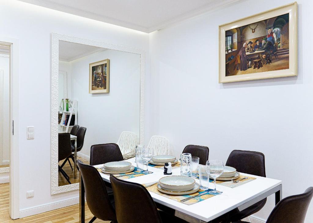 Augusta Prima für bis zu 7 Gäste- Stilvolles Apartment im Zentrum nahe Rathaus - Hochwertige Betten und Bettwäsche - Voll ausgestattete Küche - 4K Smart TV - Aufzug - Kostenlose Nacht Tiefgarage 20-30 bis 9-30 Uhr mit 28 Stellplätzen je nach Verfügbarkeit - 1