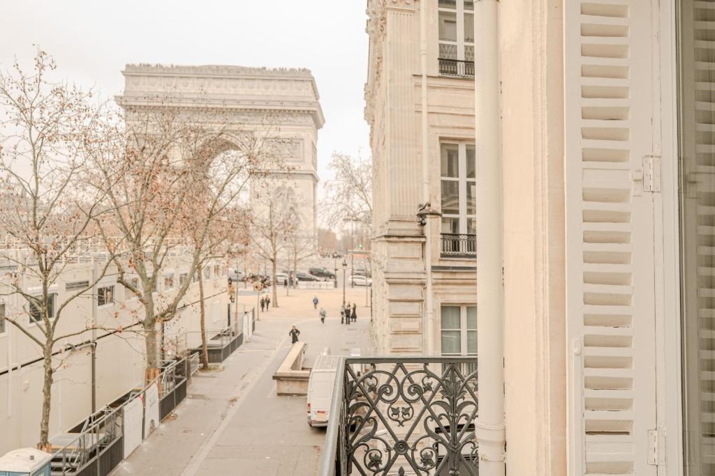 AC 3bds Apt with arc de triomphe view & terrace - 5