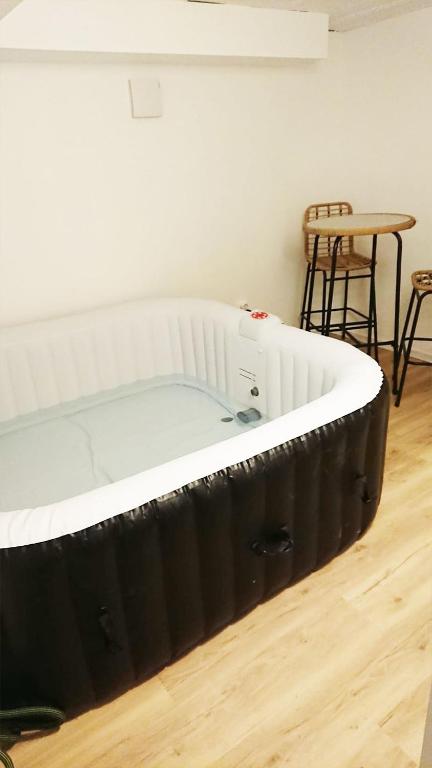 Cosy 50m2 moderne avec terrasse, spa et sauna communs, à 2 pas de la Place Dalton - 4
