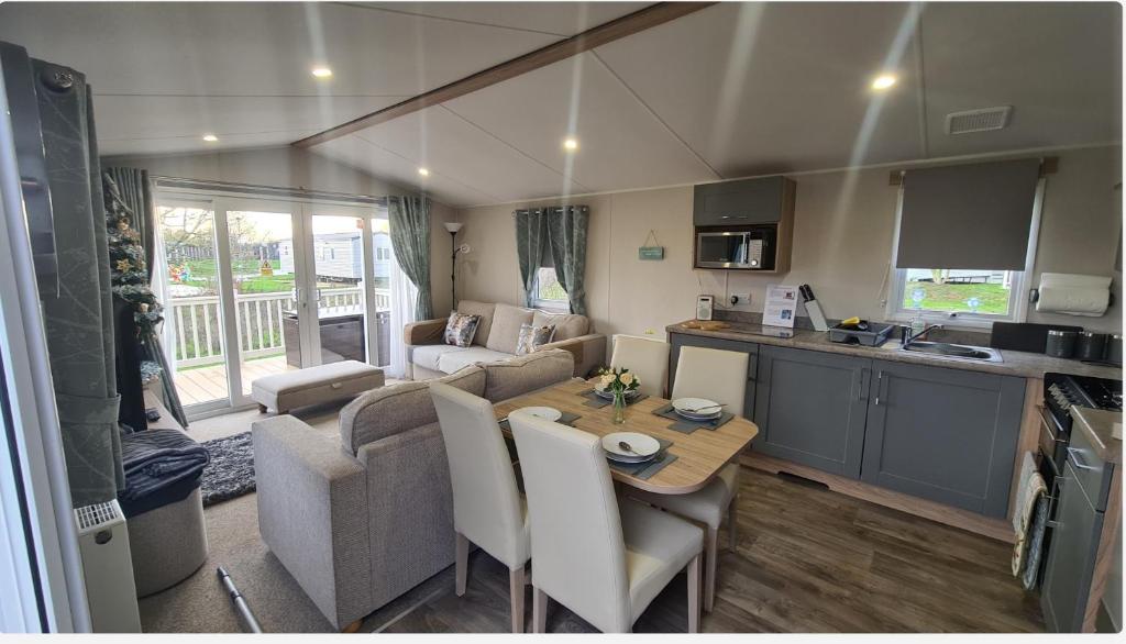 Luxury 8 Berth Caravan with Hot Tub, Tattershall Lakes photo 2