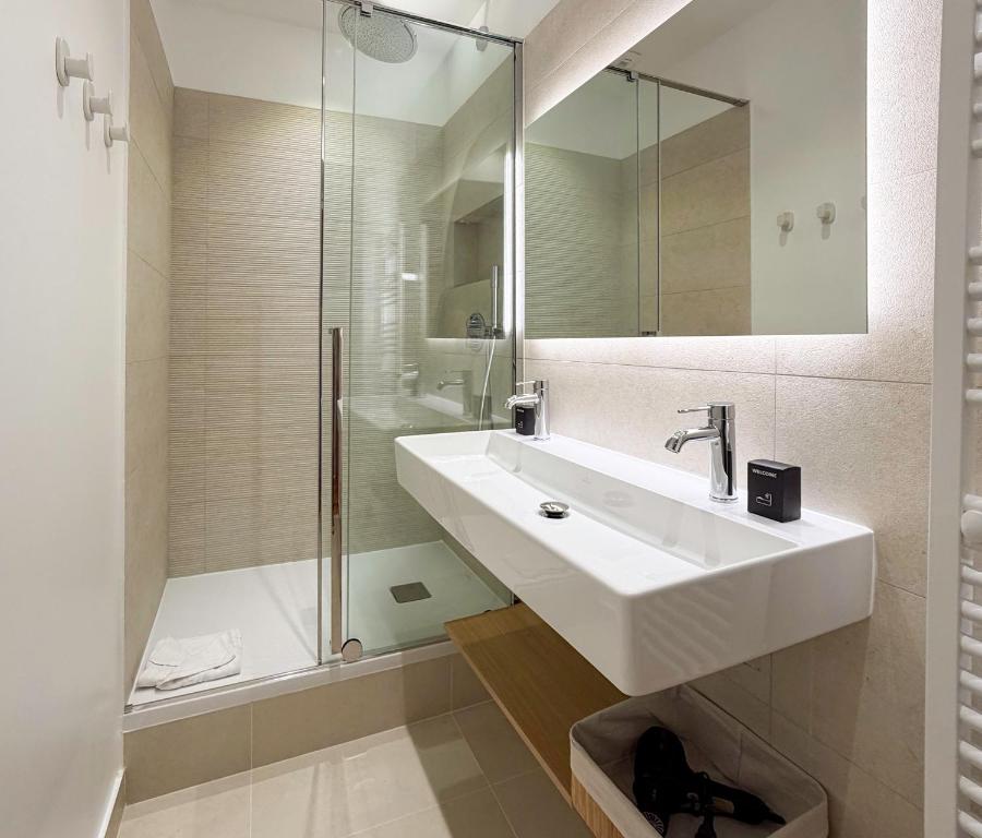 Montmartre Chic Luxury 3BR 8Pax Clim - 4