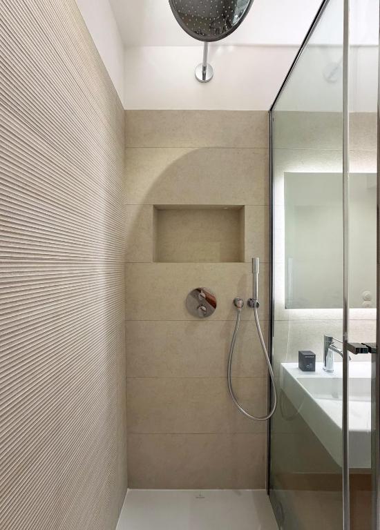 Montmartre Chic Luxury 3BR 8Pax Clim - 5