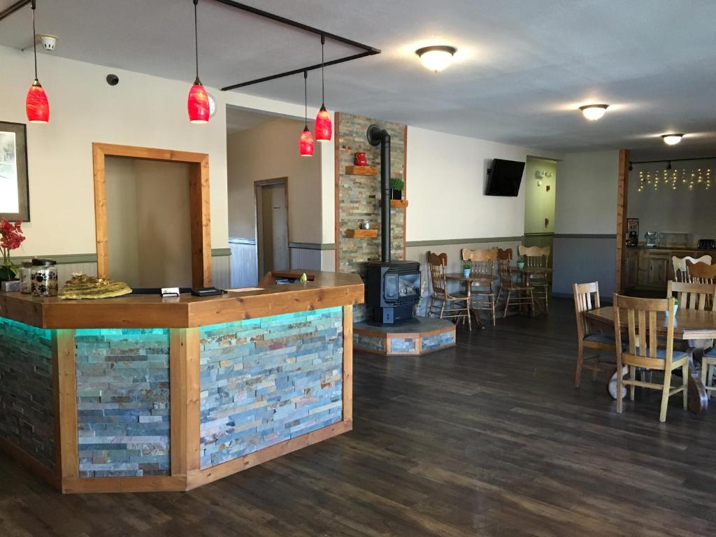 Timber Lodge Inn photo