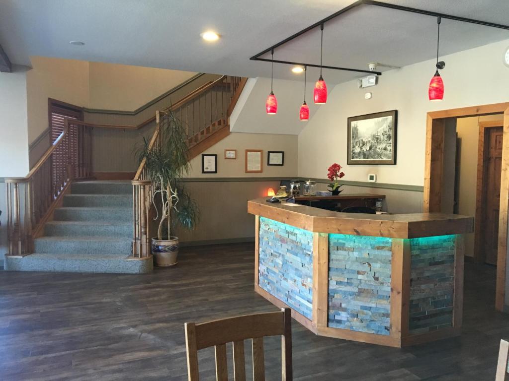 Timber Lodge Inn photo
