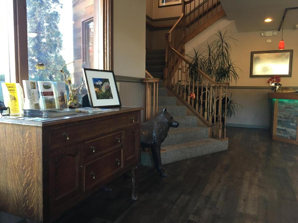 Timber Lodge Inn photo