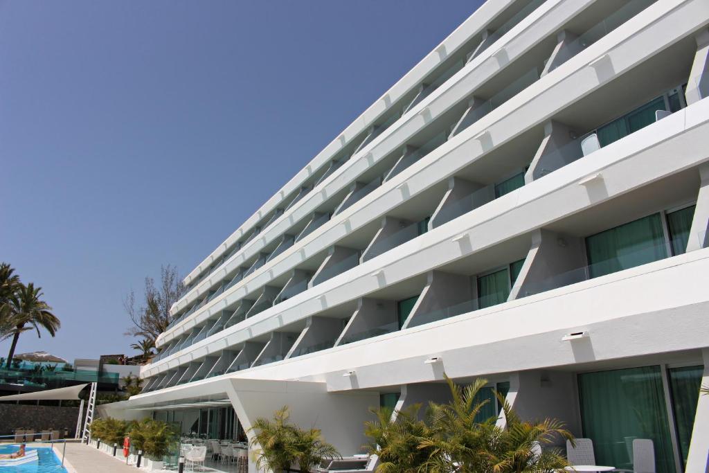 Santa Monica Suites Hotel — Hotel building in Playa del Ingles, Canary Islands