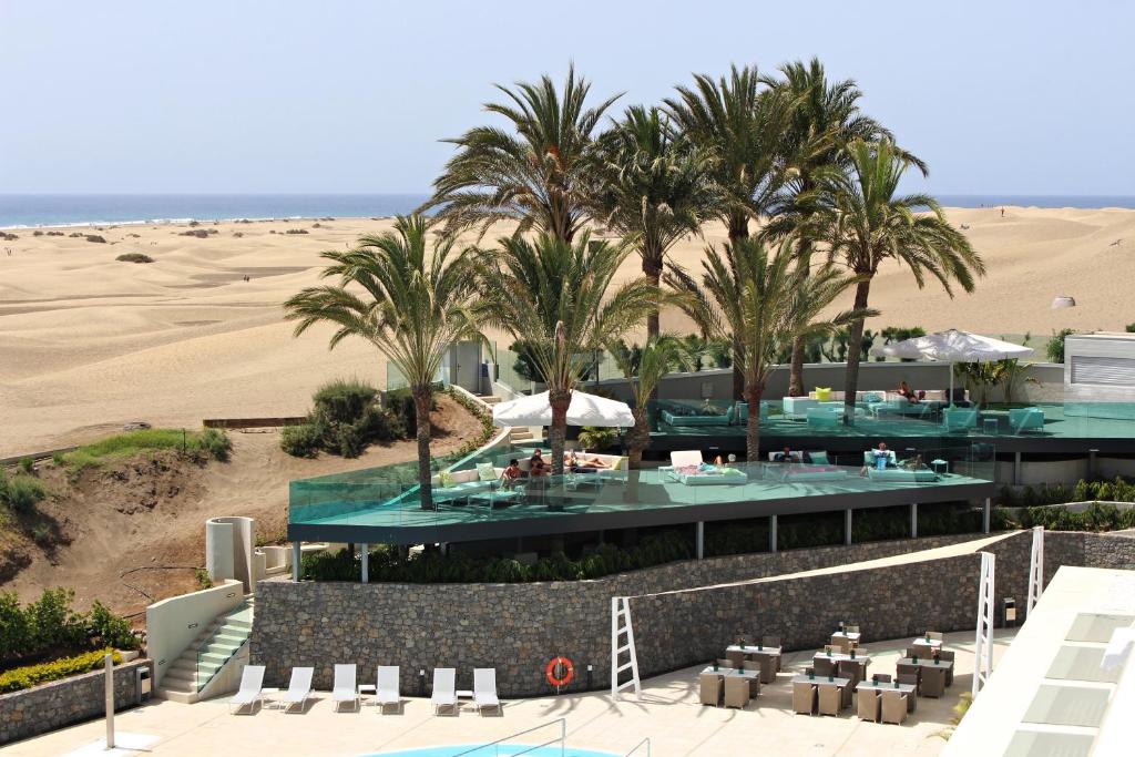 Santa Monica Suites Hotel — Swimming pool in Playa del Ingles, Canary Islands
