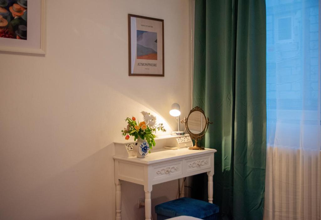 Vintage charm by Republic Square - French balcony - 5